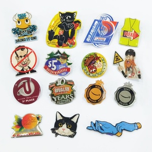 Vente en gros de badges en émail personnalisés en métal, motifs mignons de dessins animés et d'anime, et de pin's de revers imprimés en époxy sur acier inoxydable - Product Image 1
