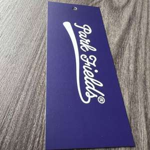 Étiquette volante de vêtements en relief avec chaîne de logo personnalisé C2S impression couleur sur carton avec stratification mate en couleur à plat - Product Image 2