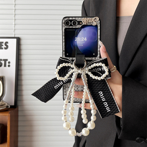 Pearl Bow Korean ins style Light Luxury Rhinestone Letter Correa de mano Funda de teléfono para mujer para Samsung zflip5 zfold6 w24 <span class=keywords><strong>Flip</strong></span> - Product Image 3