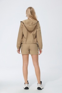 Completo da donna 2 pezzi con felpa con cappuccio e pantaloncini tinta unita, con zip a un quarto e coulisse, in poliestere traspirante, per yoga - Product Image 4