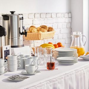 Set di 6 piatti piani in vetro bianco opaco, diametro 24 cm, lavabili in lavastoviglie e adatti al microonde - Product Image 5