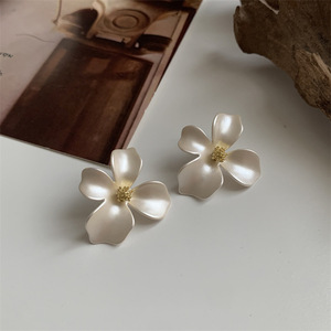 Vente en gros de nouvelles boucles d'oreilles à fleurs pour femmes à la mode Boucles d'oreilles de luxe en plaqué or métallisé - Product Image 1