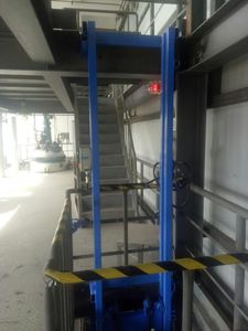 Plateforme élévatrice hydraulique <span class=keywords><strong>à</strong></span> <span class=keywords><strong>colonne</strong></span> pour marchandises sur 2 étages avec rail de guidage - Product Image 5