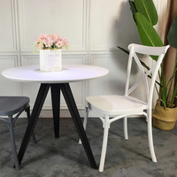 Chaises en plastique personnalisées chinoises à dossier croisé, chaises empilables colorées à vendre