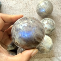Sphère en pierre de lune bleue polie avec pierre de soleil, boule de cristal bleu naturel faite à la main pour collection de bureau et Reiki, vente en gros