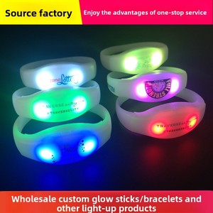 Bracelet LED en silicone à commande sonore et activé par la voix, clignotant, pour décorations de fête de Noël et accessoires d'ambiance - Product Image 4