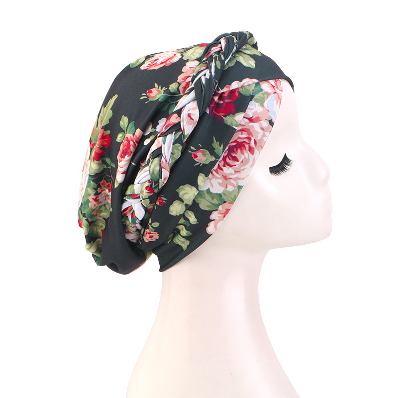 Flores rojas sobre fondo negro