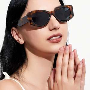 Gafas de Sol Cuadradas Retro con Logotipo Personalizado, Moda 2022, Gafas de Sol de Ojo de Gato con Marco Grande y Protección UV400 para Mujer - Product Image 2