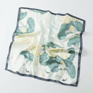 Bufanda multifuncional de estilo Metropolitano, 70x70cm, gasa con estampado Floral verde, esencial para la vida urbana, viajes, trabajo y elegancia informal - Product Image 1
