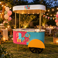 Chariot à desserts coloré avec auvent et corps nervuré pour la présentation de glaces et de bâtonnets glacés, idéal pour les mariages, les anniversaires et les événements