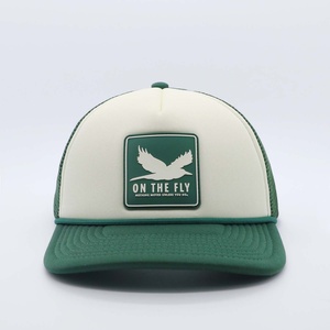 Gorra Trucker Personalizada de Poliéster con Frente de Espuma, Parte Trasera de Malla de Nylon, Visera Curva, Logotipo Sublimado, Tela con Patrón a Cuadros - Product Image 2