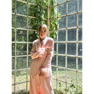 Ensemble de costume élégant pour femme en rose poudré, veste en satin, pantalon, poignets fourrés, 100% polyester - Product Image 2