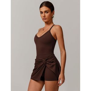 Vestido de tenis para mujer sin mangas con cuello en V y diseño cruzado en la parte delantera, vestido de golf con sujetador incorporado y pantalones cortos, de secado rápido, tejido de punto, spandex y poliéster. - Product Image 2