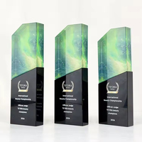 Trophée en cristal à découpe trapézoïdale avec impression de logo personnalisée en couleur et base en cristal noir pour récompenses personnelles
