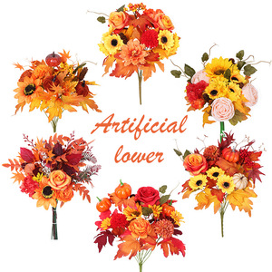 Nuovo Prodotto: Composizioni Finite di Girasoli Artificiali e Foglie d'Acero per Natale, Halloween, Giorno del Ringraziamento e San Valentino - Regalo - Product Image 1