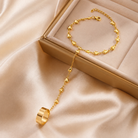 Chaîne de main à anneaux entrelacés avec pendentif cœur fin en or, bracelet et bague combinés, élégant accessoire de mode pour femme