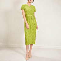 Robe plissée élégante 2026 pour femme, col en V, manches courtes, longueur midi, avec ceinture, couleur unie, haute élasticité, été, vente en gros