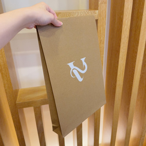 Sacs d'expédition en papier kraft brun recyclé personnalisés avec logo de marque 24*5*34cm, emballages pour vêtements, sacs postaux en papier pour petites entreprises - Product Image 6