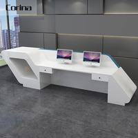 Bureau de réception moderne de luxe en surface solide Corina pour hôtel, hôpital, centre commercial, 3 personnes, 4 m de haut, finition brillante