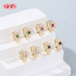 ต่างหูทรงวงกลมประดับเซอร์โคเนียสีแดงสดใส ชุบทอง 18K ทำจากทองเหลือง พร้อมเซอร์โคเนียทรงบาแกตต์สีแดง - Product Image 2