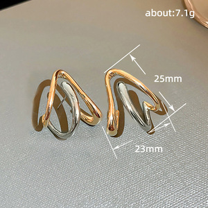 Orecchini a Perno con Design Minimalista a Artiglio, Effetto Metallo Stratificato Bicolore, Orecchini alla Moda da Donna, Gioielli Statement - Product Image 3