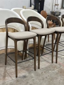 Sgabello da Bar Moderno e Elegante JP, Design Imbottito Durevole con Struttura in Legno, Sedia Alta <span class=keywords><strong>per</strong></span> <span class=keywords><strong>Cucina</strong></span>, <span class=keywords><strong>Soggiorno</strong></span>, Hotel - Product Image 3