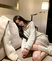 Ensemble tricoté 2 pièces Cozy Cream : Pull moelleux à col en V et mini-jupe avec bordure flocon de neige. Ensemble de détente hivernal douillet pour une ambiance chic à la maison
