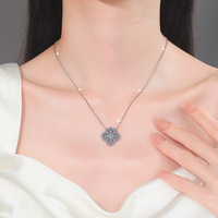 Collier Trèfle à Quatre Feuilles en Moissanite Argent Sterling S925 Style Forêt Pendentif Polyvalent Haut de Gamme Chaîne Croisée