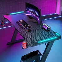Bureau de jeu PC moderne sur mesure avec éclairage LED, structure en métal noir, luminosité RGB réglable.