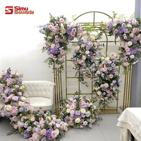 Chemin de table floral artificiel en soie rose lavande romantique pour la décoration de la scène de cérémonie et de l'arrière-plan photo