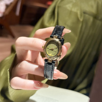 Montre pour femme de luxe rétro avec cadran vert en alliage, forme ovale-carrée, style médiéval, bracelet en cuir exquis, résistante à l'eau