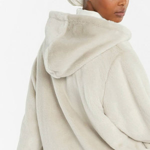 El mejor proveedor Sudadera con capucha de piel de gran tamaño de invierno de moda para mujer Cremallera Esponjosa Personalizada Venta caliente OEM Sudadera con capucha de piel de invierno - Product Image 3