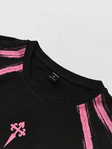 Camiseta Oversize Negra Estilo Grunge Urbano de Manga Corta <span class=keywords><strong>con</strong></span> Estampado de Trazos de Pintura Rosa y Logo de Cruz Pequeño, Transpirable, Casual de Verano - Product Image 4