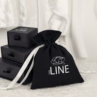Pochette cadeau en coton biologique recyclable noire pour colliers et bracelets avec logo personnalisé