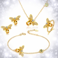 Collier tendance plaqué or avec pendentif abeille et papillon en cuivre, chaîne à maillons et cristaux, idéal pour cadeau, fête ou anniversaire