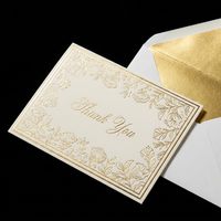 Carte de remerciement de luxe en papier doré avec enveloppe et dentelle, idéale pour les mariages et les affaires