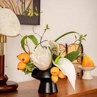 Arrangements floraux modernes faits main en soie pour table, centres de table haut de gamme pour salle à manger, décorations florales d'hôtel, fruits de loquat