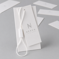 Étiquettes suspendues personnalisées en papier et métal gaufré pour vêtements de luxe, avec logo et nom de marque, pour étiquettes de vêtements