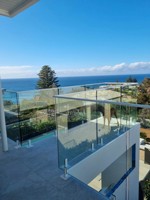 Main courante d'escalier en verre sans cadre en acier inoxydable 2205 avec un design moderne de goujon ovale pour une utilisation en extérieur