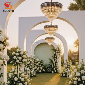 Arche de scène en PVC personnalisée SMOOTH pour événements, avec lustre et mur de fond, en forme de portail blanc - Product Image 1