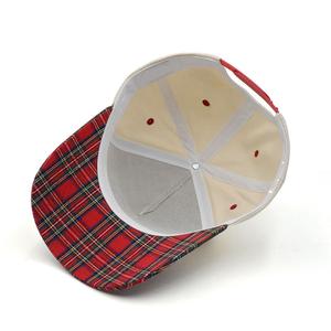 Gorra Snapback Deportiva Impermeable y Transpirable de 5 Paneles con Bordado a Cuadros Navideño y Logotipo Personalizado, Estilo Vietnamita - Product Image 3