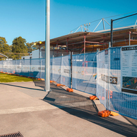 Personnalisé 1.6M x 50M Polyester Mesh Bannière Route Publicité Tissu Clôture Scrim Promotionnel Drapeaux et Bannières