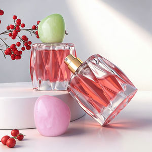 Flacon <span class=keywords><strong>de</strong></span> <span class=keywords><strong>parfum</strong></span> en verre rond transparent <span class=keywords><strong>de</strong></span> 50 ml avec embout vaporisateur à sertir <span class=keywords><strong>de</strong></span> 15 mm et capuchon en résine rose-vert, motif gaufré fantaisie - Product Image 2