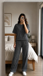 Conjunto de pijama de manga corta para mujer con diseño único, ropa de dormir cómoda y a la moda, top y pantalones a juego en oferta. - Product Image 4