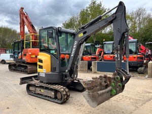 Excavatrice compacte Volvo ECR25D d'occasion de haute qualité, fabriquée en Suède, 6 tonnes, avec pince hydraulique, certifiée CE, et brise-roche - Product Image 5