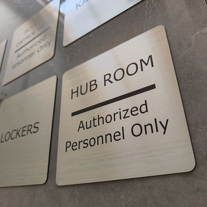 Insegna in Alluminio Personalizzabile all'Ingrosso, Targa Piatta Esterna in Metallo, Insegna in Alluminio Argento con Stampa UV - Product Image 4