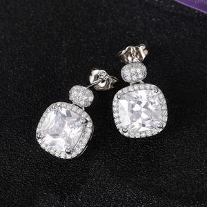 Boucles d'oreilles clous en or blanc E2025 avec zircon taille princesse, serti géométrique, bijoux de mode classiques pour femme, parfaits pour les soirées - Product Image 5