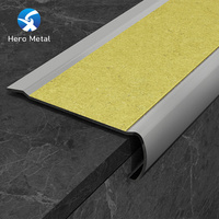 Nez de marche en métal antidérapant en aluminium argenté de style moderne, en céramique anodisée en acier inoxydable avec protection des bords