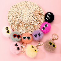 Porte-clés Pompon en Peluche 3D Kawaii Mignon et Doux avec Lunettes de Soleil Cœur – Décoration de Sac Élégante pour Femme