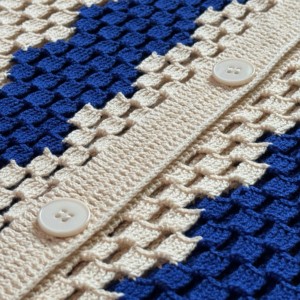 Maglione da Uomo in <span class=keywords><strong>Cotone</strong></span> Lavorato all'Uncinetto Blu e Bianco con Motivo Geometrico e Dettagli Traforati - Product Image 3